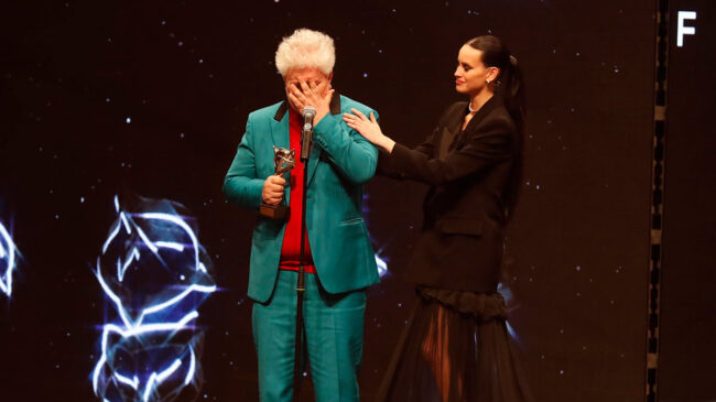Las lágrimas de Pedro Almodóvar en el homenaje a su madre en los Premios Feroz