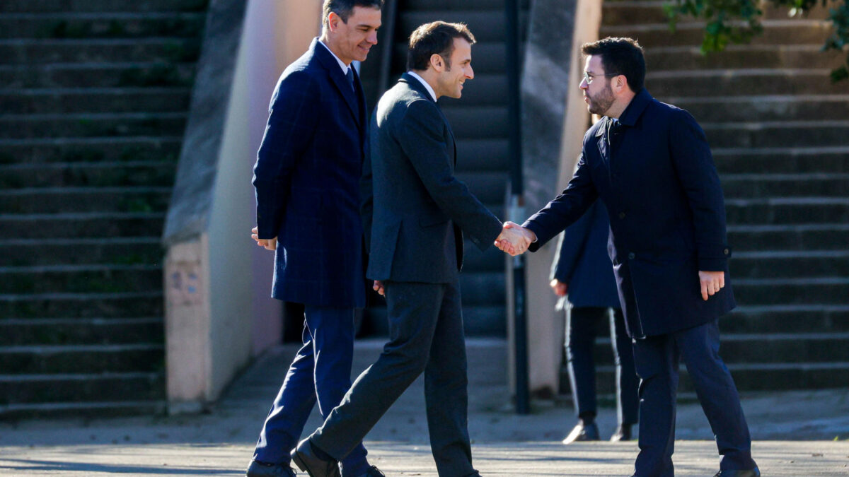 Aragonès insiste en celebrar un referéndum, con nuevo desplante: deja la cumbre entre Sánchez y Macron antes de los himnos