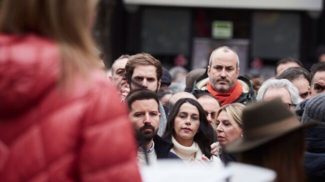 Abascal y Arrimadas irán a la manifestación contra Sánchez en Cibeles con la duda del PP