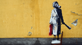 Un hombre intenta robar una obra de Banksy crítica de la guerra en Ucrania
