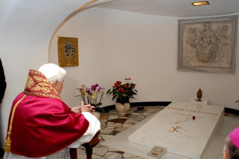 Benedicto XVI será enterrado en la antigua tumba de Juan Pablo II