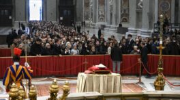 Último adiós al papa emérito en la Basílica de San Pedro: la cifra de fieles que lo despiden duplica las previsiones