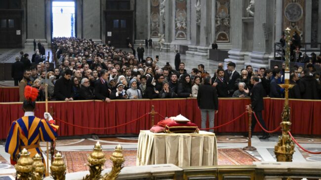 Último adiós al papa emérito en la Basílica de San Pedro: la cifra de fieles que lo despiden duplica las previsiones