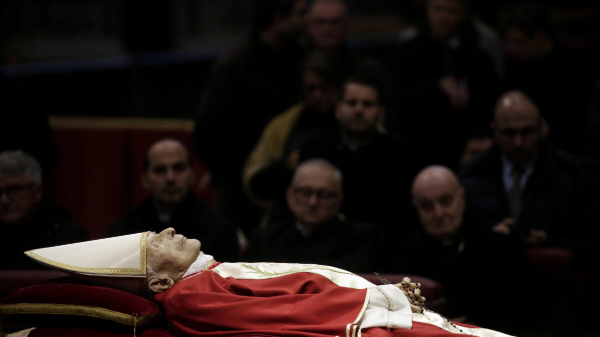 Miles de personas rinden homenaje a Benedicto XVI en el Vaticano