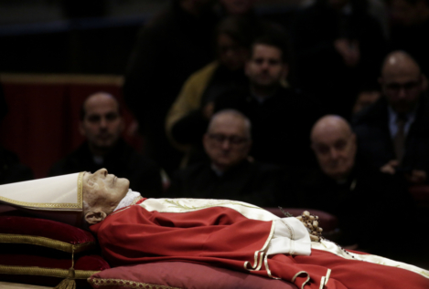 Miles de personas rinden homenaje a Benedicto XVI en el Vaticano