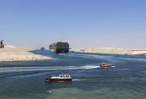 Reflotado el buque encallado en el Canal de Suez