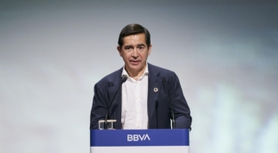Carlos Torres, obligado a lanzar una opa hostil al Sabadell para salvar su puesto en  BBVA