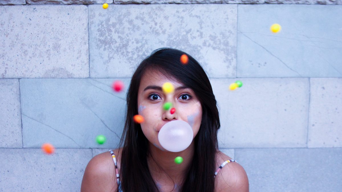 Una mujer comiendo chicle. 