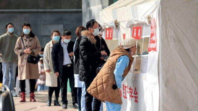 China busca superar la oleada de covid que azota ahora las zonas rurales con escasez de medicinas