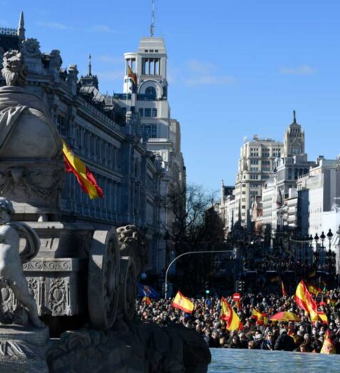 La manifestación contra Sánchez en Cibeles, en imágenes