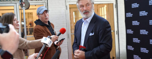 Alec Baldwin, acusado de homicidio involuntario por disparar a una directora en un rodaje