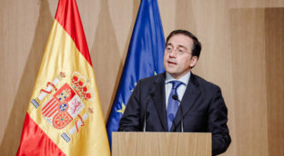 Albares desespera a diplomáticos y sindicatos con el retraso en el reglamento de la carrera