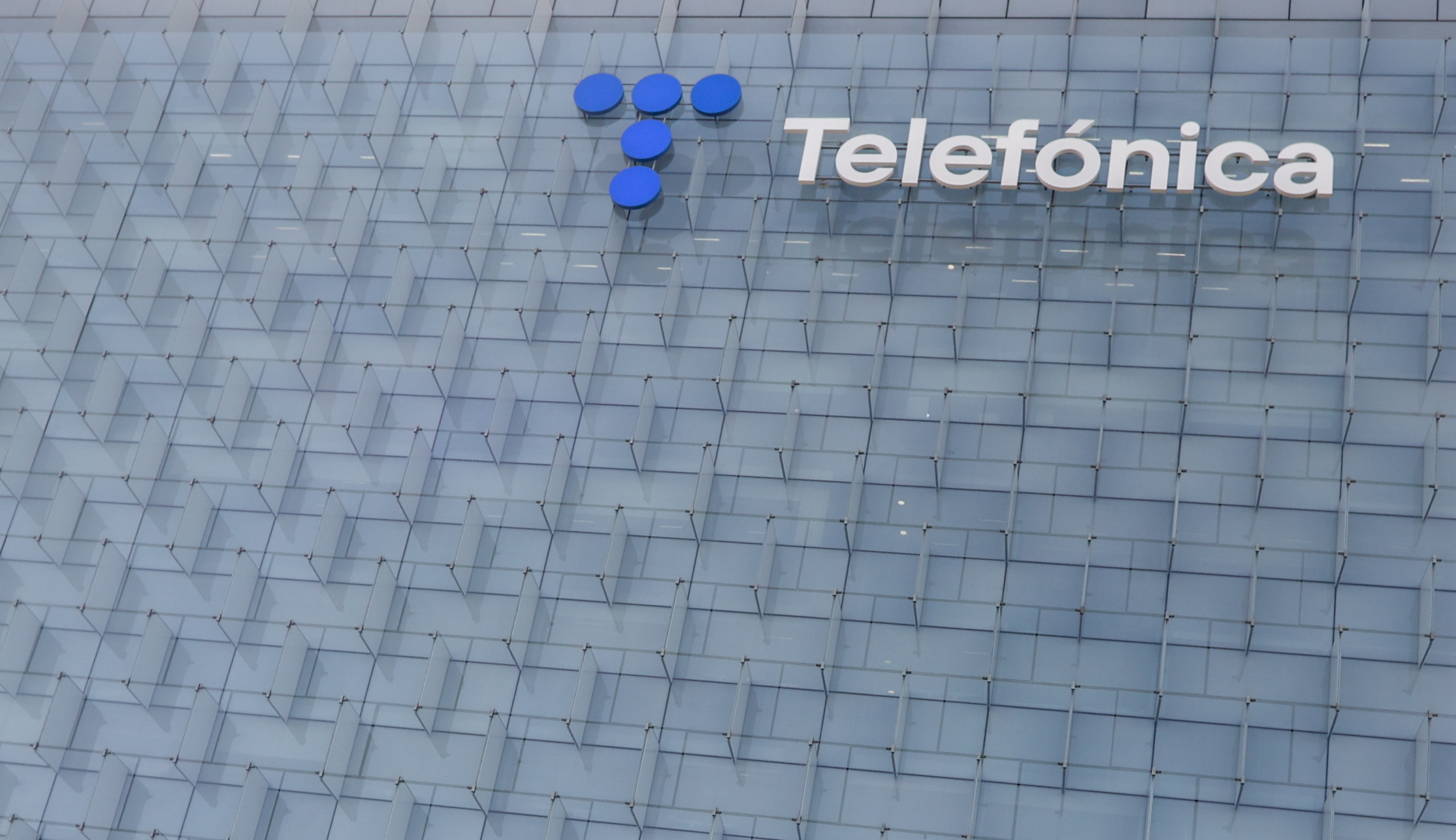 Telefónica se deja otros 100.000 clientes ‘premium’ en España en el último año