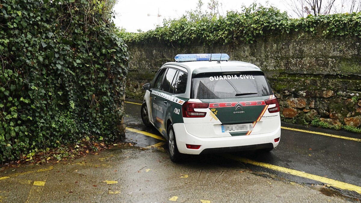 Un ladrón maniata a una mujer y la lleva a la gasolinera de su marido para robarle