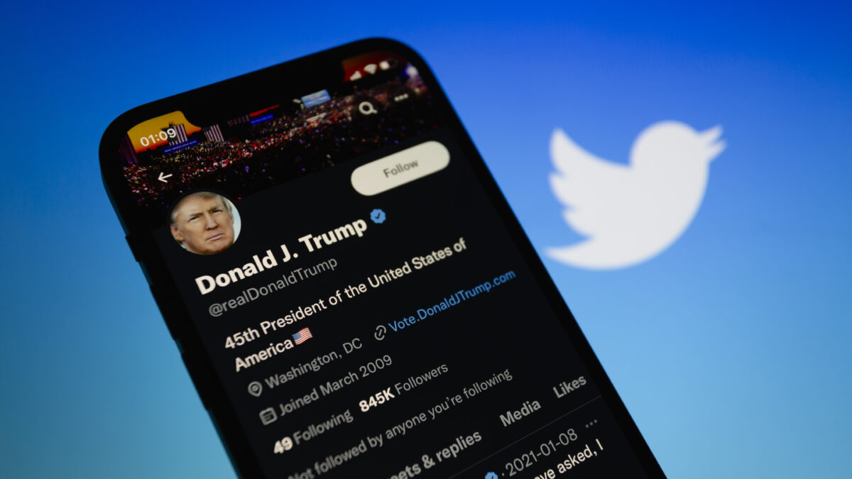 Trump ultima su vuelta a Twitter y Facebook dos años después de ser vetado