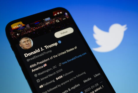 Trump ultima su vuelta a Twitter y Facebook dos años después de ser vetado