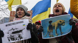 Cómo 'cazar' un Leopard: así son los manuales que divulga Rusia para destruir el súper tanque