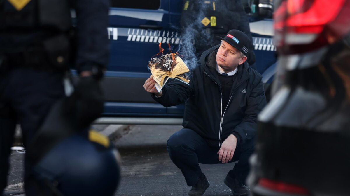 Otro ejemplar quemado del Corán, ahora frente a la embajada de Turquía en Copenhague