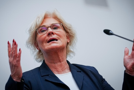 Dimite la ministra de Defensa de Alemania tras una polémica felicitación de Nochevieja