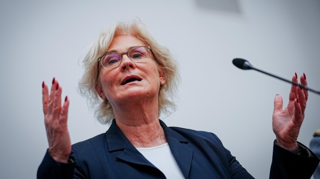 Dimite la ministra de Defensa de Alemania tras una polémica felicitación de Nochevieja