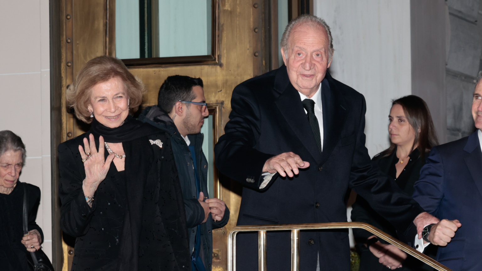 Don Juan Carlos aterriza en Atenas y recibe todo el apoyo de sus hijas y sus nietos