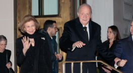 Don Juan Carlos aterriza en Atenas y recibe todo el apoyo de sus hijas y sus nietos