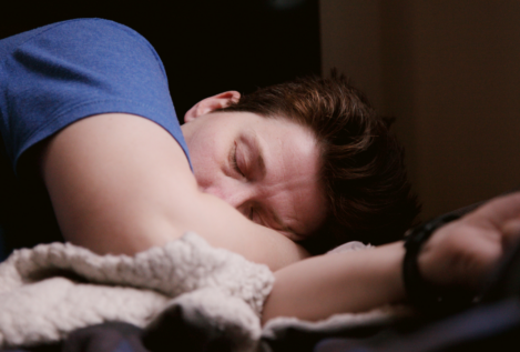¿Duermes de lado o boca abajo? Un estudio revela qué significa tu forma de dormir