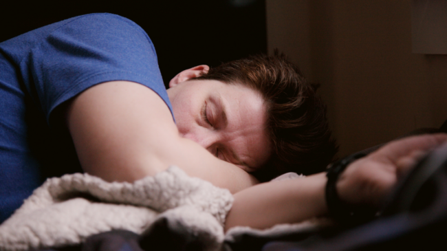 ¿Duermes de lado o boca abajo? Un estudio revela qué significa tu forma de dormir