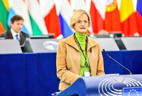 Una eurodiputada húngara denuncia en la Eurocámara las políticas y los pactos de Sánchez