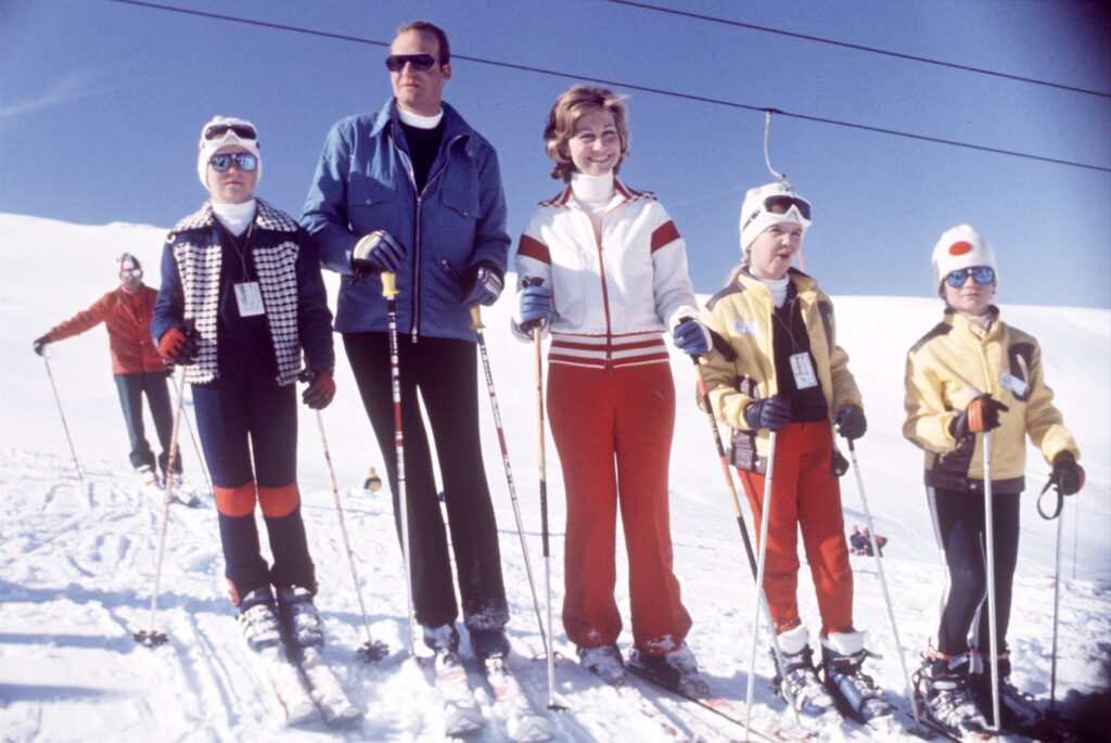 La familia real esquiando en 1976. Gtres