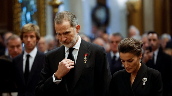 El funeral de Constantino de Grecia reúne en público a Felipe VI con Juan Carlos I