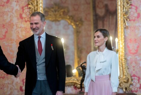 Felipe VI cumple 55 años con su padre aún en el extranjero y pendiente del futuro de Leonor