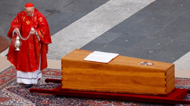 El texto colocado en el ataúd de Benedicto XVI: «Luchó con firmeza contra los abusos»