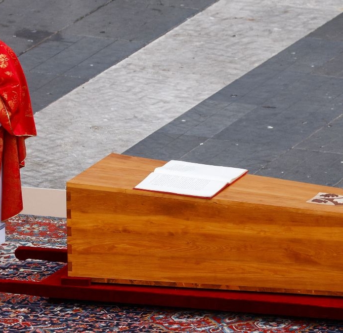 El texto colocado en el ataúd de Benedicto XVI: «Luchó con firmeza contra los abusos»