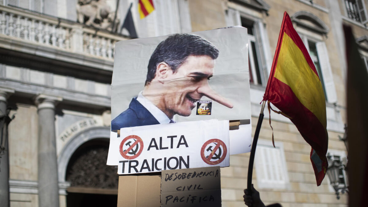 (VÍDEO) Centenares de personas se manifiestan en Barcelona en contra de los pactos de Sánchez con los independentistas