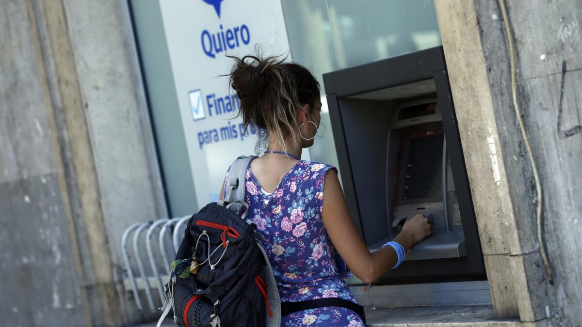 La retirada de dinero en cajeros creció un 5% en el tercer trimestre, hasta los 30.670 millones