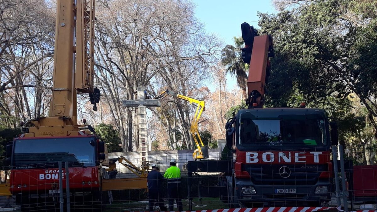 Tensión y rezos en la retirada final de la Cruz del Parque Ribalta (Castellón) a su sitio definitivo