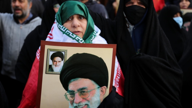 'Charlie Hebdo' carga contra Irán y publica nuevas caricaturas del ayatolá Alí Jamenei