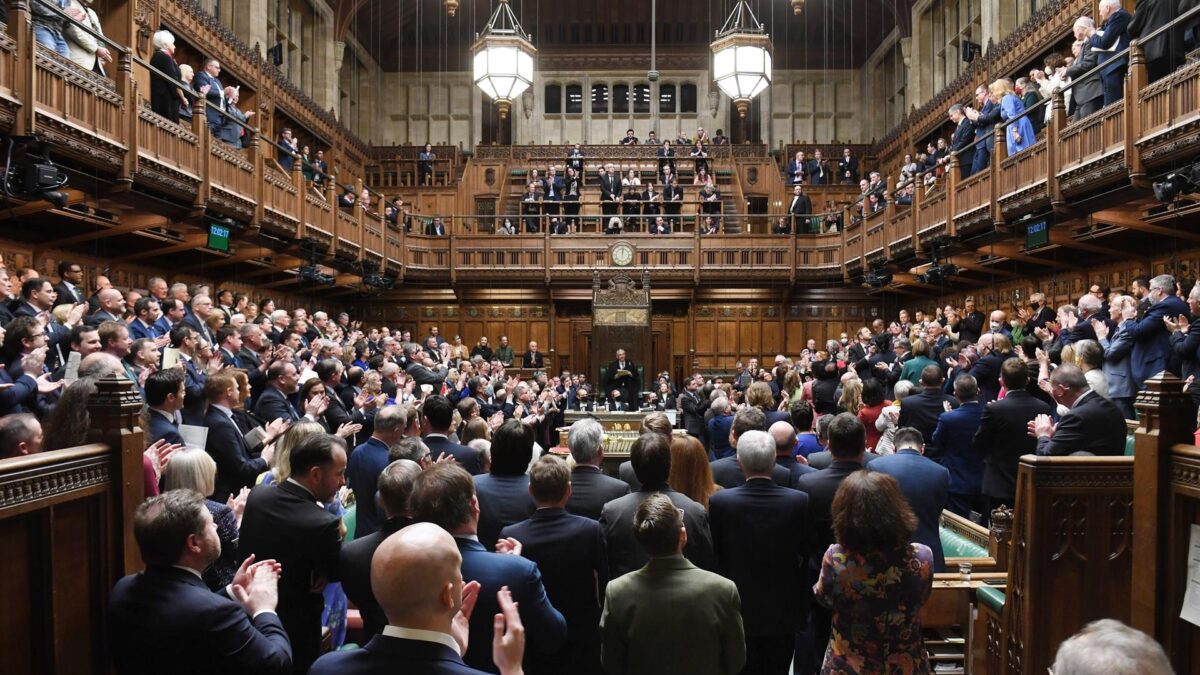 Expulsan a un diputado británico que comparó la vacuna de la covid con el Holocausto