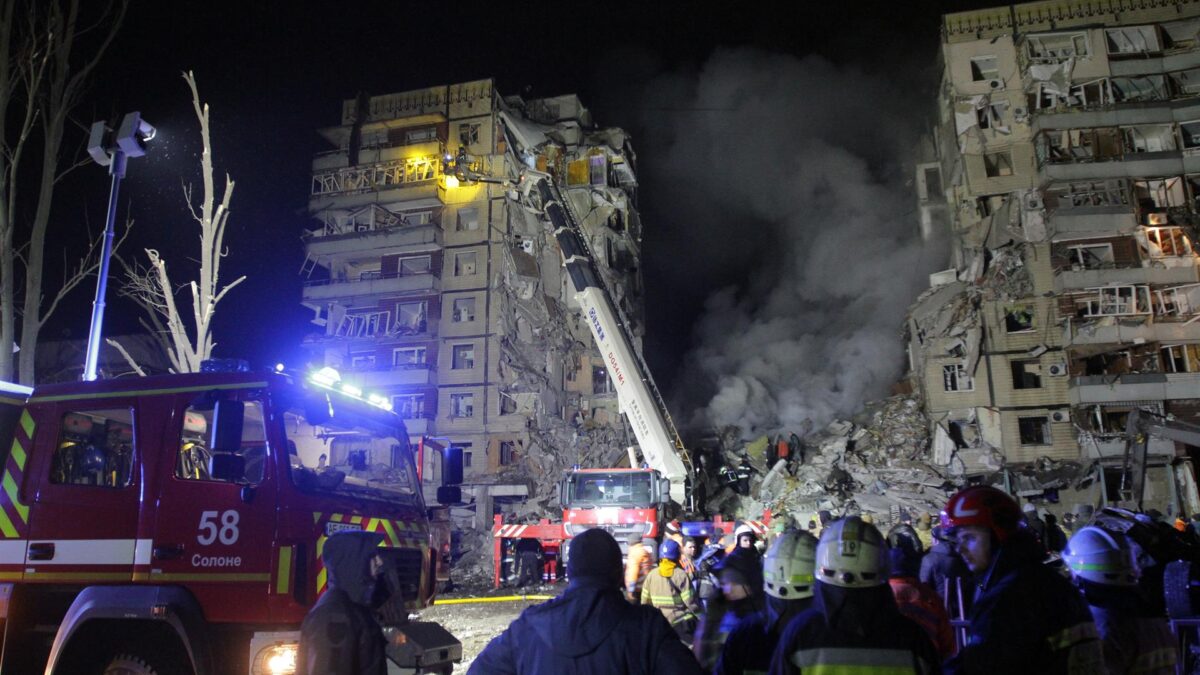 Rusia ataca con misiles un edificio residencial en Dnipro y deja al menos 29 muertos