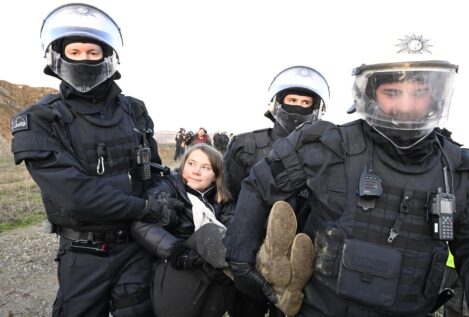 La Policía alemana retiene a Greta Thunberg durante una protesta contra una mina de litio