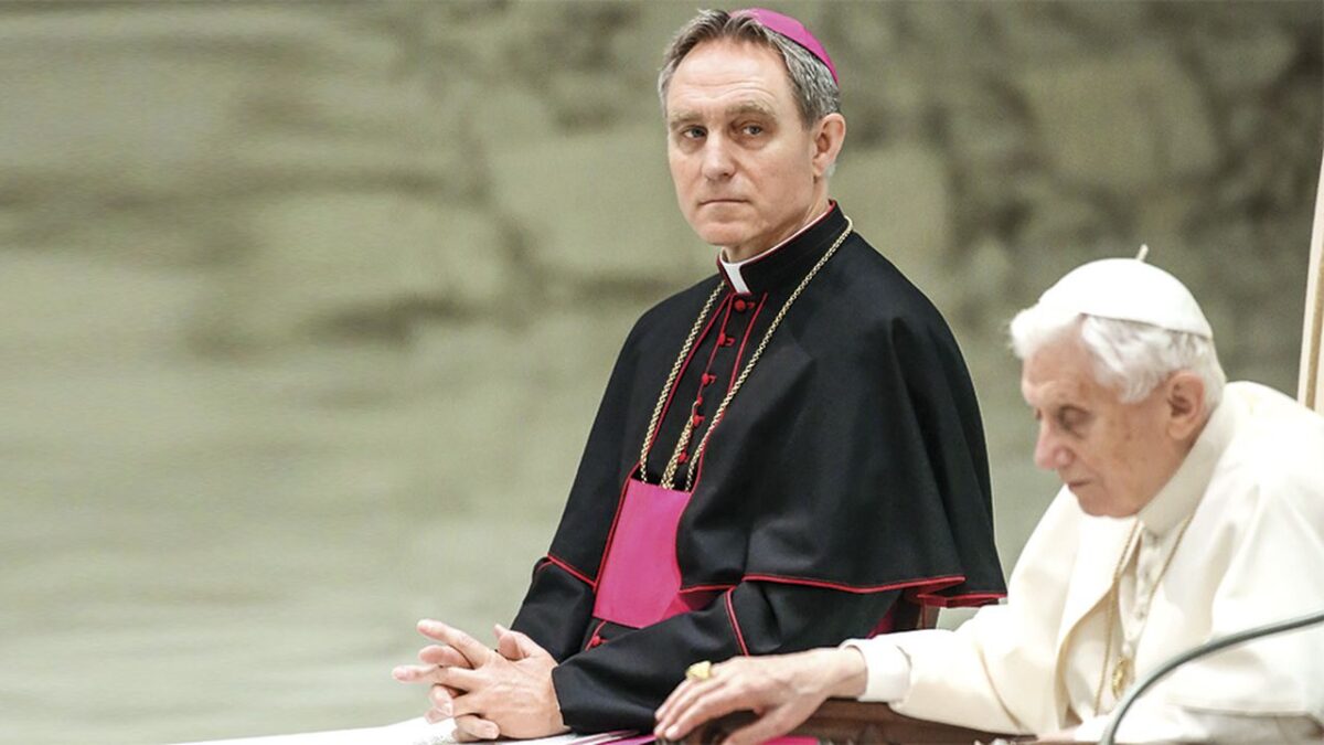El secretario de Benedicto revela que este le pidió destruir sus documentos privados y habla de dos «hinchadas» en el Vaticano