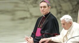 El secretario de Benedicto revela que este le pidió destruir sus documentos privados y habla de dos "hinchadas" en el Vaticano