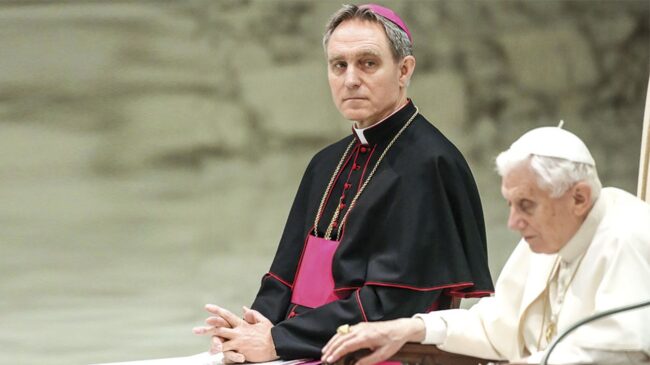 El secretario de Benedicto revela que este le pidió destruir sus documentos privados y habla de dos "hinchadas" en el Vaticano