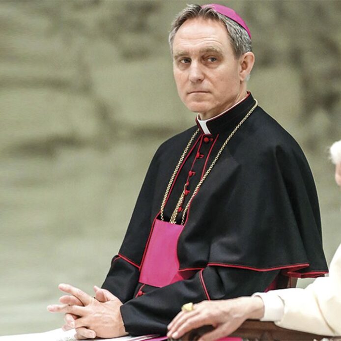El secretario de Benedicto revela que este le pidió destruir sus documentos privados y habla de dos "hinchadas" en el Vaticano
