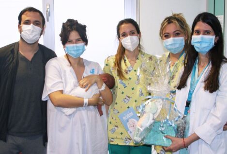 La mujer de Alberto Garzón da a luz en un hospital de gestión privada (y no pública)