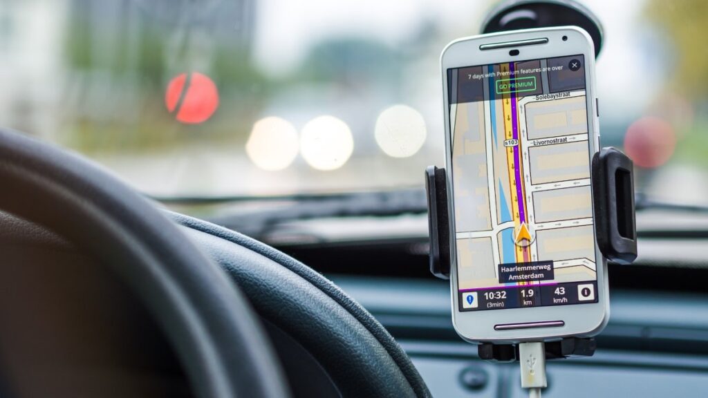 Un móvil con GPS en el coche. 