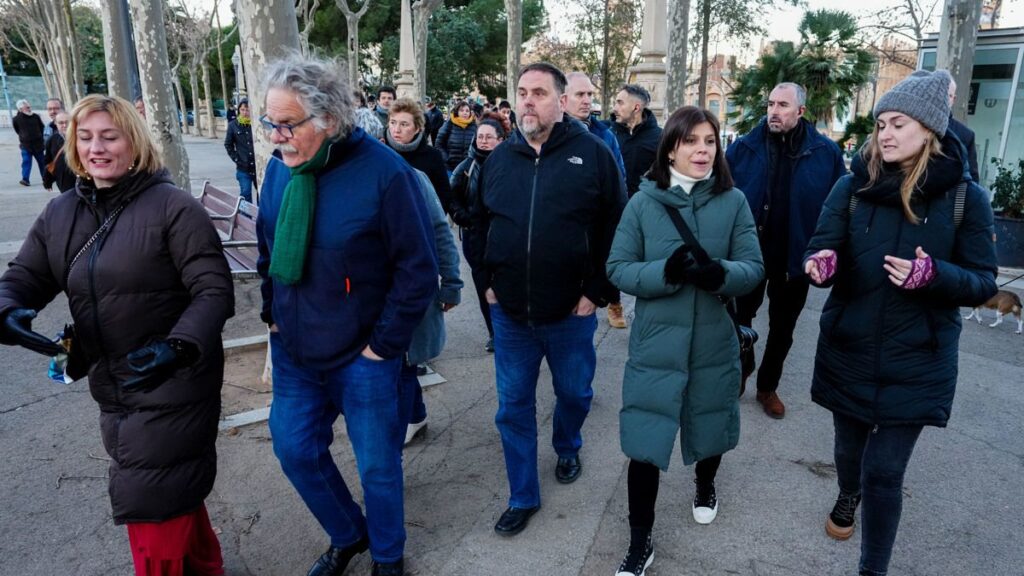 El presidente de ERC, Oriol Junqueras (c), a su llegada a la manifestación contra la cumbre hispanofrancesa, a la que asisten Jordi Turull, Josep Rius, Aurora Madaula y Albert Batet, entre otros dirigentes