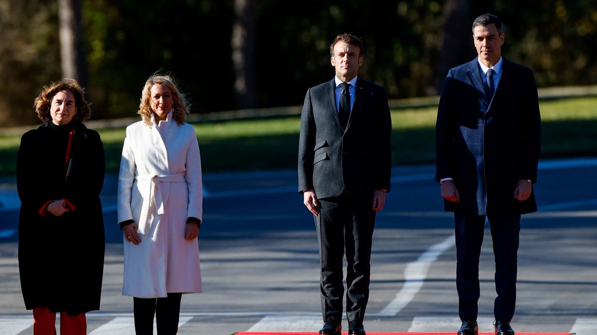 El presidente del Gobierno, Pedro Sánchez (d), y el presidente francés, Emmanuel Macron, escuchan los himnos de sus respectivos países, en presencia de la delegada del Gobierno en Cataluña, Maria Eugènia Gay Rosell (2i), y la alcaldesa de Barcelona, Ada Colau. Foto: Alberto Estévez (EFE). 