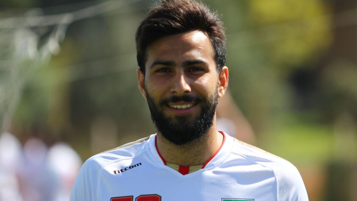 Condenan a 26 años de cárcel al futbolista iraní que se enfrentaba a la pena de muerte por participar en las protestas